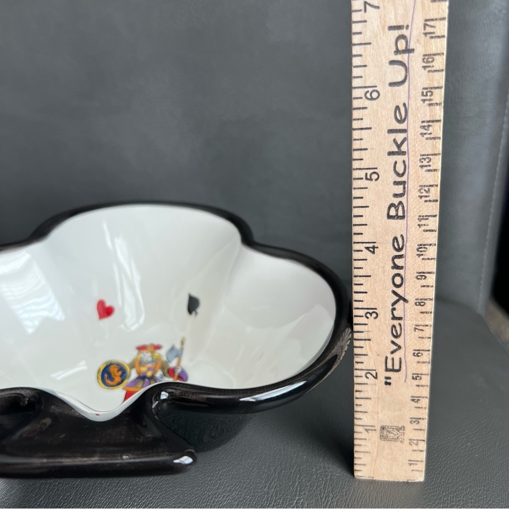Tabletops Gallery King of Hearts Ceramic snack/serving Bowl - Picture 5 of 5